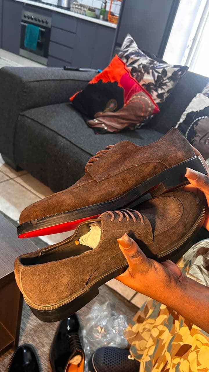 Chocolat Suede Derby real life photo